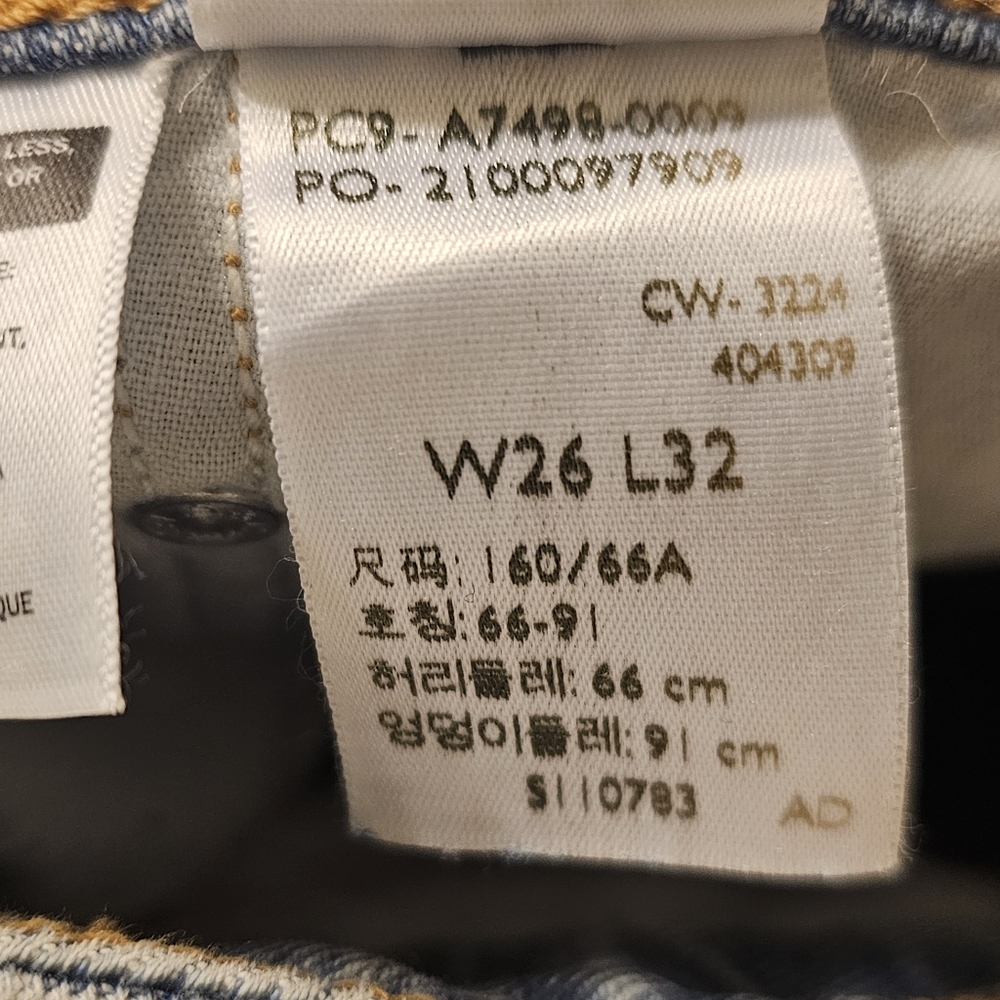 NWOT Levi's Superflow Blue Jeans. Size: 26W 32L - Picture 10 of 10